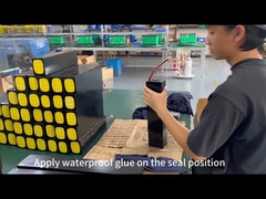 Oleskan lem tahan air pada posisi segel baterai lithium